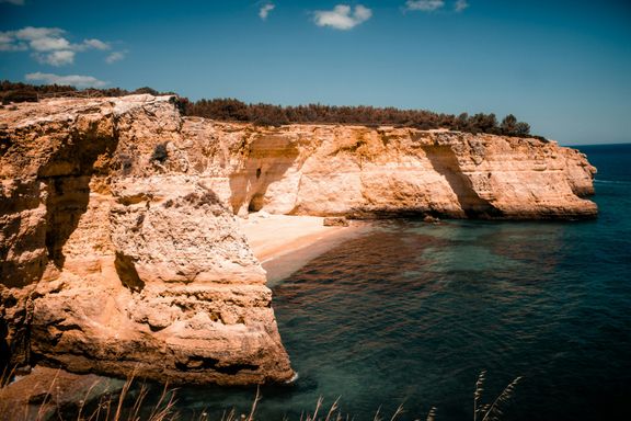 Benagil ist ein malerisches Dorf an der Algarve-Küste Portugals