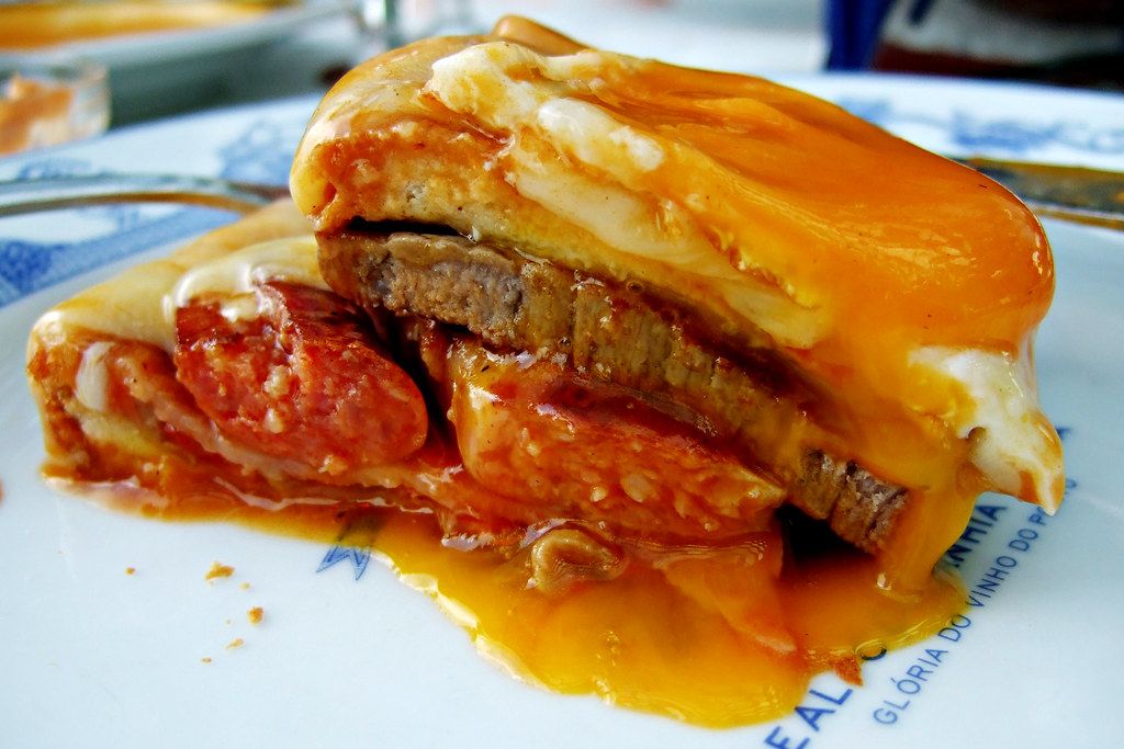 Francesinha, Porto Spezialität, portugiesische Küche, Francesinha Sauce
